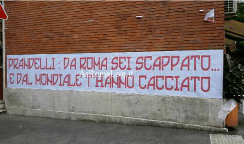 Striscione contro Prandelli