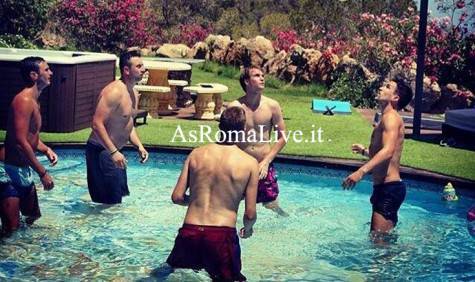 Kevin Strootman in piscina