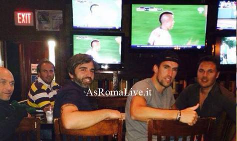 Strootman in un pub di Boston