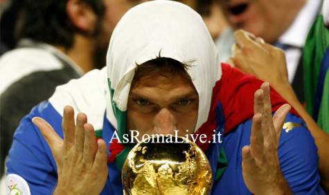 Totti con la Coppa del Mondo 2006