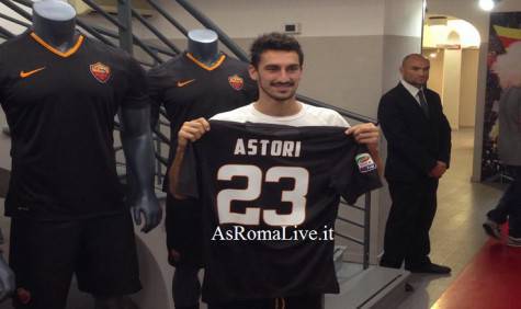 Astori posa con la terza maglia