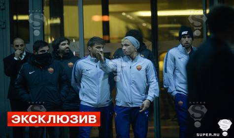 La Roma esce dall'hotel a Mosca (foto da super.ru)