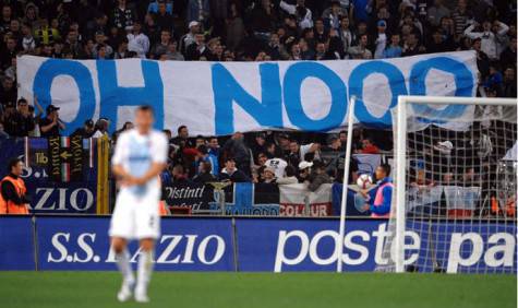 Tifosi della Lazio espongono striscione contro la Roma