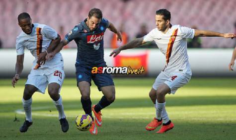 Manolas e Keita contrastano Higuain 