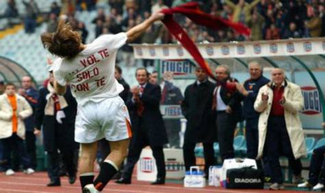 Totti festeggia contro il Parma nel 2004