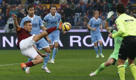 Roma-Lazio acrobazia di Totti