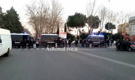 La Polizia schierata a Ponte Duca d'Aosta