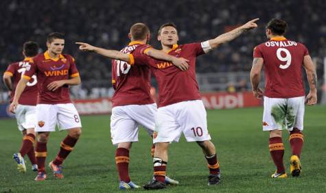 L'esultanza di Totti dopo il gol segnato a Buffon