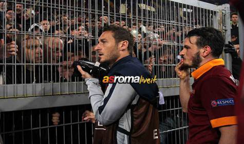 Roma-Fiorentina Totti parla con i tifosi
