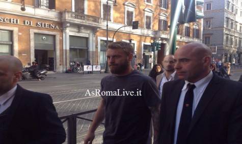De Rossi arriva al Roma Store