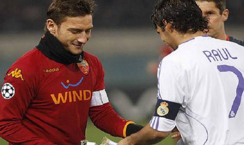 Totti e Raul in uno degli scontri in Champions