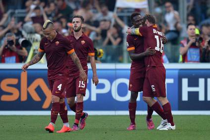 Roma's defender from France Mapou Yanga-Mbiwa (2ndR) celebrates with Roma's forward Daniele De Rossi (R) after scoring during the Italian Serie A football match Lazio vs AS Roma on May 25, 2015 at the Olimpic stadium in Rome.     AFP PHOTO / ALBERTO PIZZOLI        (Photo credit should read ALBERTO PIZZOLI/AFP/Getty Images)