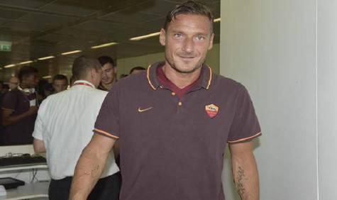 Totti in partenza da Fiumicino (foto asroma.it)