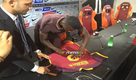 Rudiger autografa la sua nuova maglia