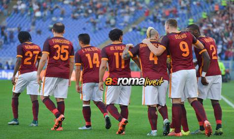 ROME, ITALY - NOVEMBER 08:  AS Roma Players celebrate the goal during the Serie A match between AS Roma and SS Lazio at Stadio Olimpico on November 8, 2015 in Rome, Italy.  (Photo by Luciano Rossi/AS Roma via Getty Images)