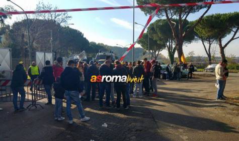 Tifosi fuori Trigoria