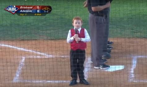 Neanche il singhiozzo ha fermato la performance di Ethan Hall, 7 anni, che ha cantato l'inno prima di Brisbane Adelaide di Baseball