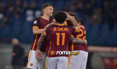 ROME, ITALY - JANUARY 30:  AS Roma player celebrate after goal scoring by Radja Naiggolan during the Serie A match between AS Roma and Frosinone Calcio at Stadio Olimpico on January 30, 2016 in Rome, Italy.  (Photo by Luciano Rossi/AS Roma via Getty Images)