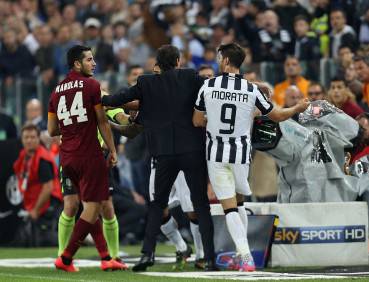 TURIN, ITALY - OCTOBER 05: Alvaro Morata of Juventus and Kostantinos Manolas are divides by Massimiliano Allegri during the Serie A match between Juventus FC and AS Roma at Juventus Arena on October 5, 2014 in Turin, Italy. (Photo by Maurizio Lagana/Getty Images)