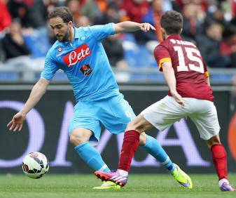 ROME, ITALY - APRIL 04:  Gonzalo Higuain of SSC Napoli in action during the Serie A match between AS Roma and SSC Napoli at Stadio Olimpico on April 4, 2015 in Rome, Italy.  (Photo by Paolo Bruno/Getty Images)