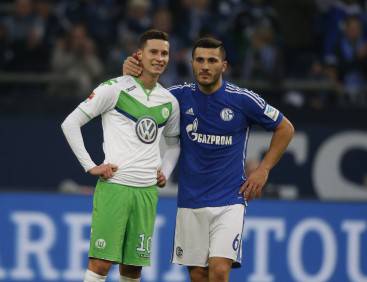 Schalke's defender Sead Kolasinac speaks with Wolfsburg's midfielder Julian Draxler (L) during the German Bundesliga first division football match FC Schalke 04 v Wolfsburg in Gelsenkirchen, western Germany on February 6, 2016. / AFP / NORBERT SCHMIDT / RESTRICTIONS: DURING MATCH TIME: DFL RULES TO LIMIT THE ONLINE USAGE TO 15 PICTURES PER MATCH AND FORBID IMAGE SEQUENCES TO SIMULATE VIDEO. == RESTRICTED TO EDITORIAL USE == FOR FURTHER QUERIES PLEASE CONTACT DFL DIRECTLY AT + 49 69 650050         (Photo credit should read NORBERT SCHMIDT/AFP/Getty Images)