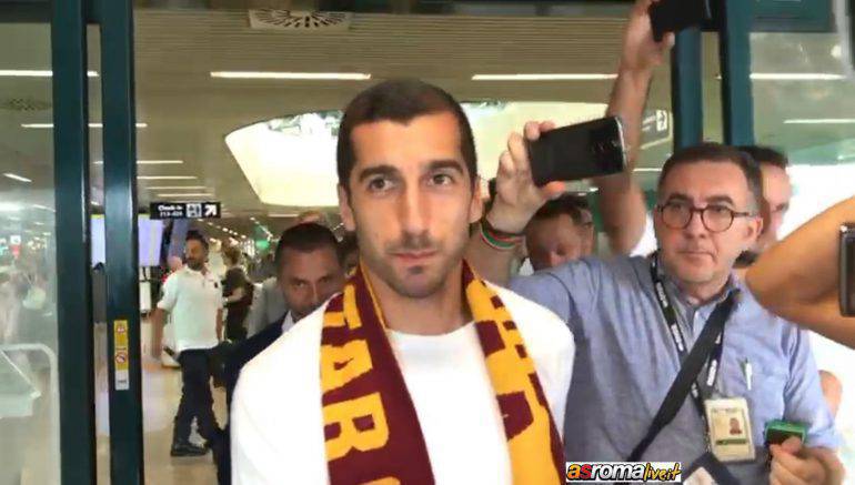 Mkhitaryan con la sciarpa giallorossa