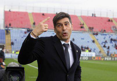 CAGLIARI, ITALY - MARCH 01: Paulo Fonseca coach of Roma looks on during the Serie A match between Cagliari Calcio and AS Roma at Sardegna Arena on March 1, 2020 in Cagliari, Italy. (Photo by Enrico Locci/Getty Images)