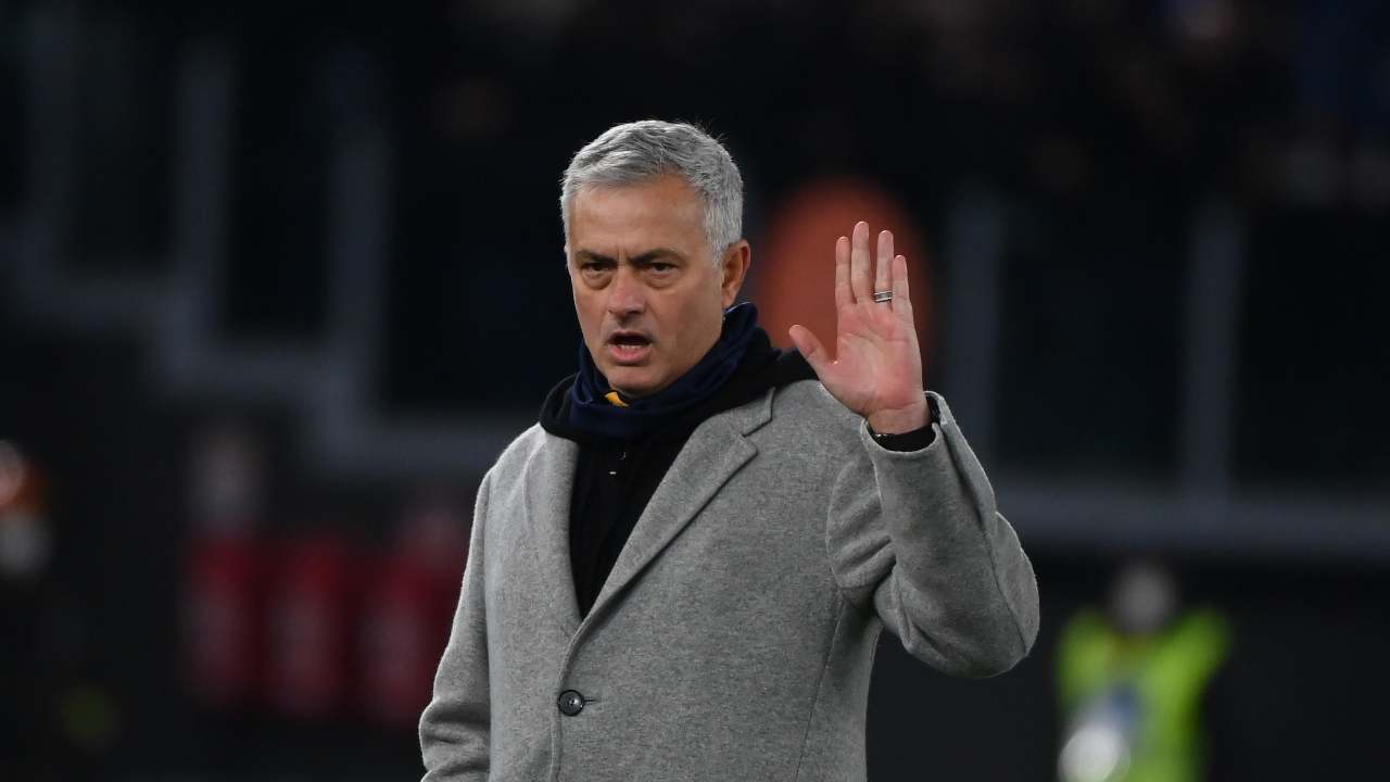 Calciomercato Roma Zalewski affare bloccato Mourinho