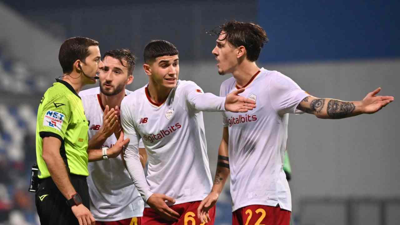 Sassuolo-Roma, Ayroldi non convince del tutto soprattutto per la gestione dei cartellini gialli. Ecco la moviola dei quotidiani