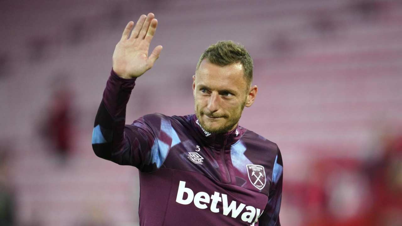 Calciomercato Roma, Karsdorp nel mirino 👀 : tripla 👋 opzione immediata