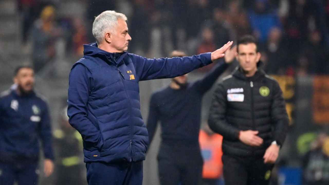 Calciomercato Roma, Mourinho lo silura: "Trovati una squadra a gennaio"