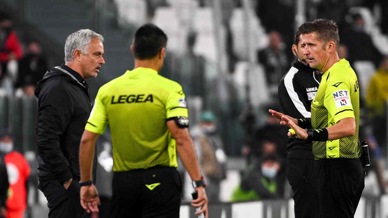 Orsato, errori a ripetizione prima di Roma-Lazio: il "batti cinque" diventa virale