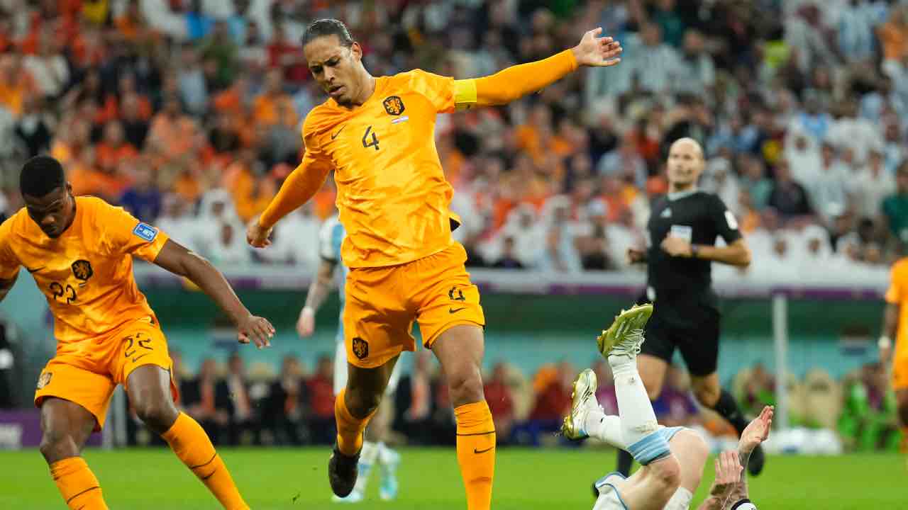 Olanda-Argentina, rischio espulsione e maxi parapiglia: panchina in campo!