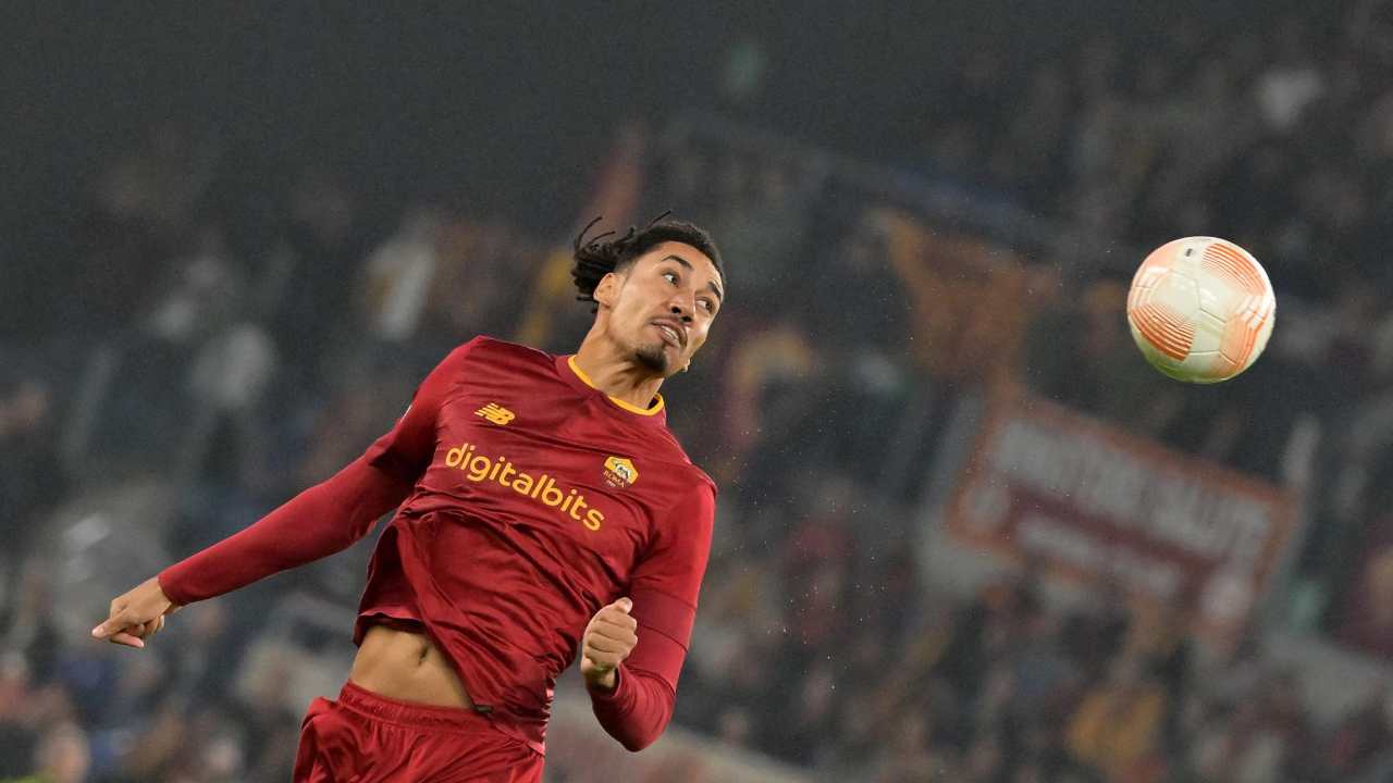 Calciomercato Roma, agente Smalling a Trigoria: pericolo milanese