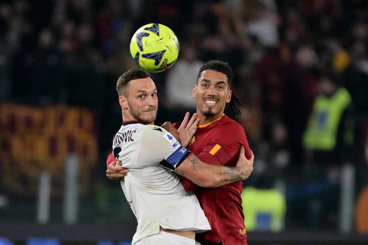 Calciomercato Roma, Inter in pressing su Smalling: altri soldi sul piatto