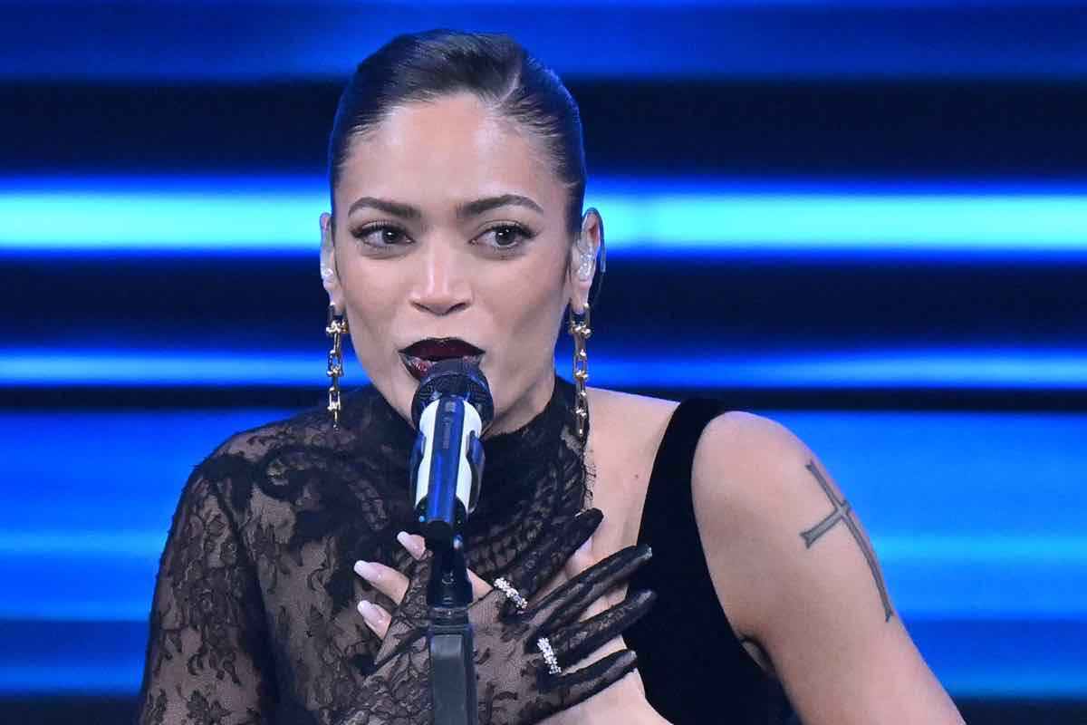 Elodie si mette a nudo: "E certo", tifa Roma