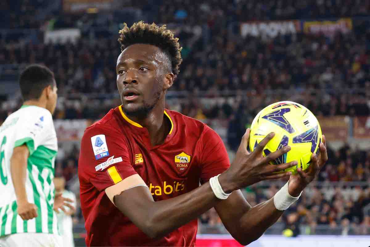 Calciomercato Roma, "taglio" Abraham e ritorno in Premier: è il primo della lista
