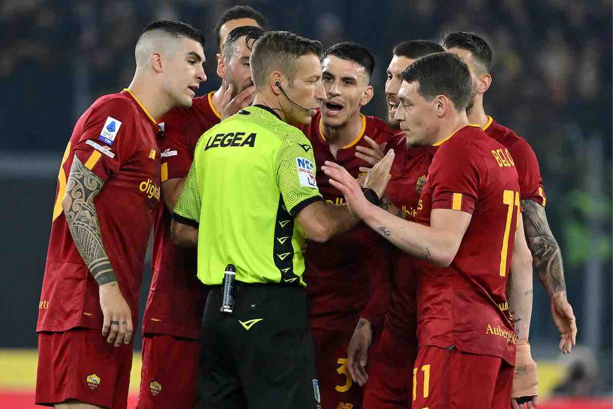 Arbitri contro la Roma, l'AIA si espone: Mourinho nel mirino di Rocchi