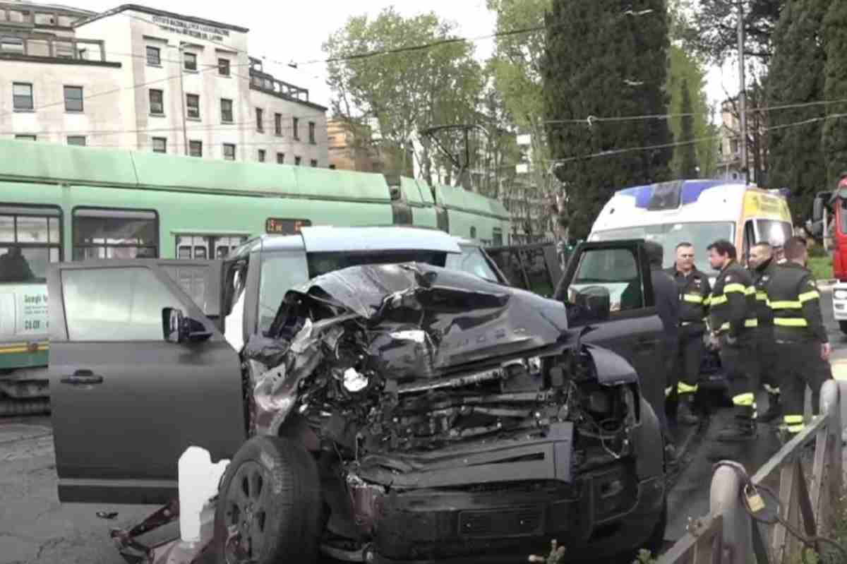 Spavento per Immobile, auto distrutta: incidente con un tram