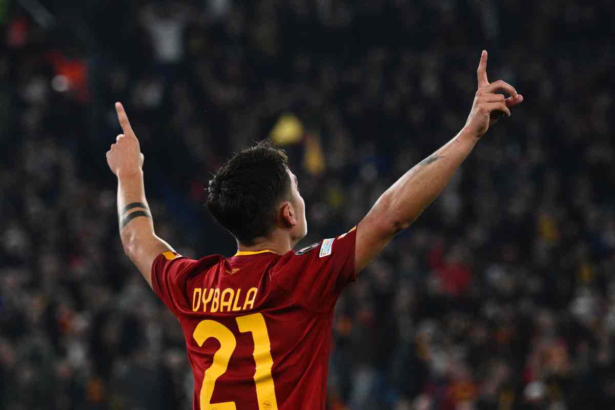 Roma in posa per la nuova maglia: Dybala manda in visibilio i tifosi