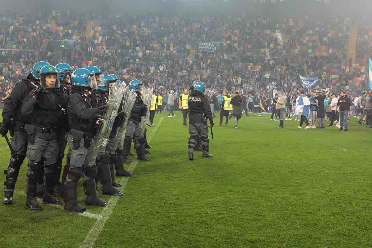 Udinese-Napoli, invasione di campo e scontri tra tifosi: intervengono le forze dell'ordine
