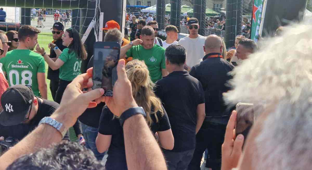 Siviglia-Roma, tifosi in delirio per Totti - FOTO