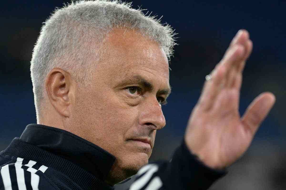 Roma, Mourinho non sarà in panchina contro la Farense