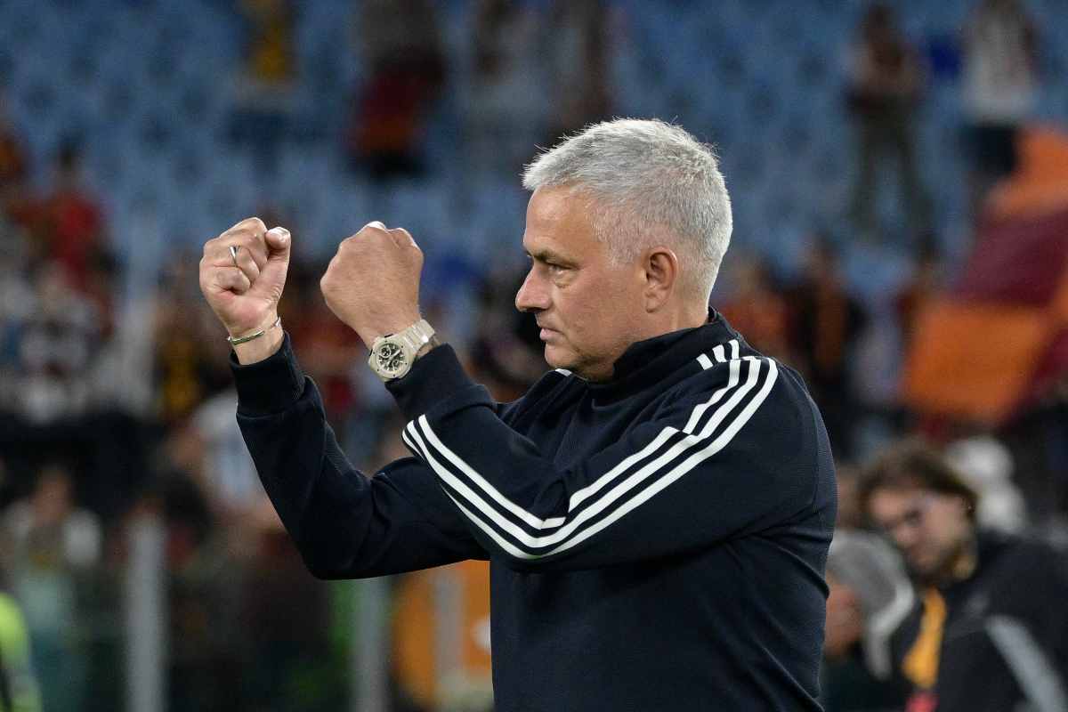 Futuro Mourinho, i tifosi si schierano: lo striscione fuori Trigoria