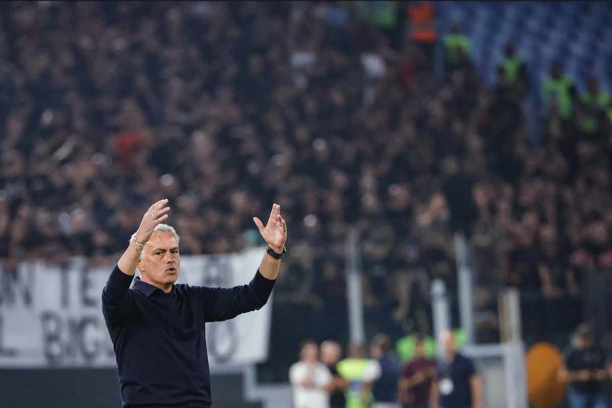 Mourinho trema: infortunio e sostituzione immediata