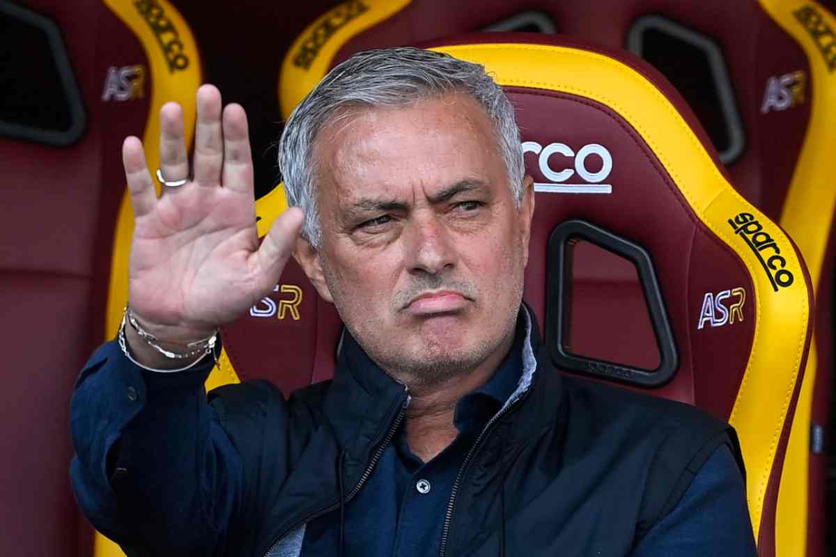 I tifosi chiamano e Mourinho risponde: la dedica dopo i cori