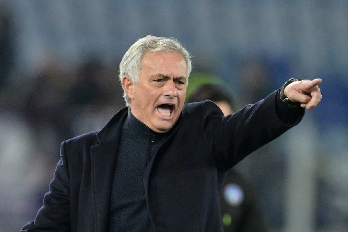 I gesti di Mou sfuggiti alla TV: dai falli viola al coro della Sud