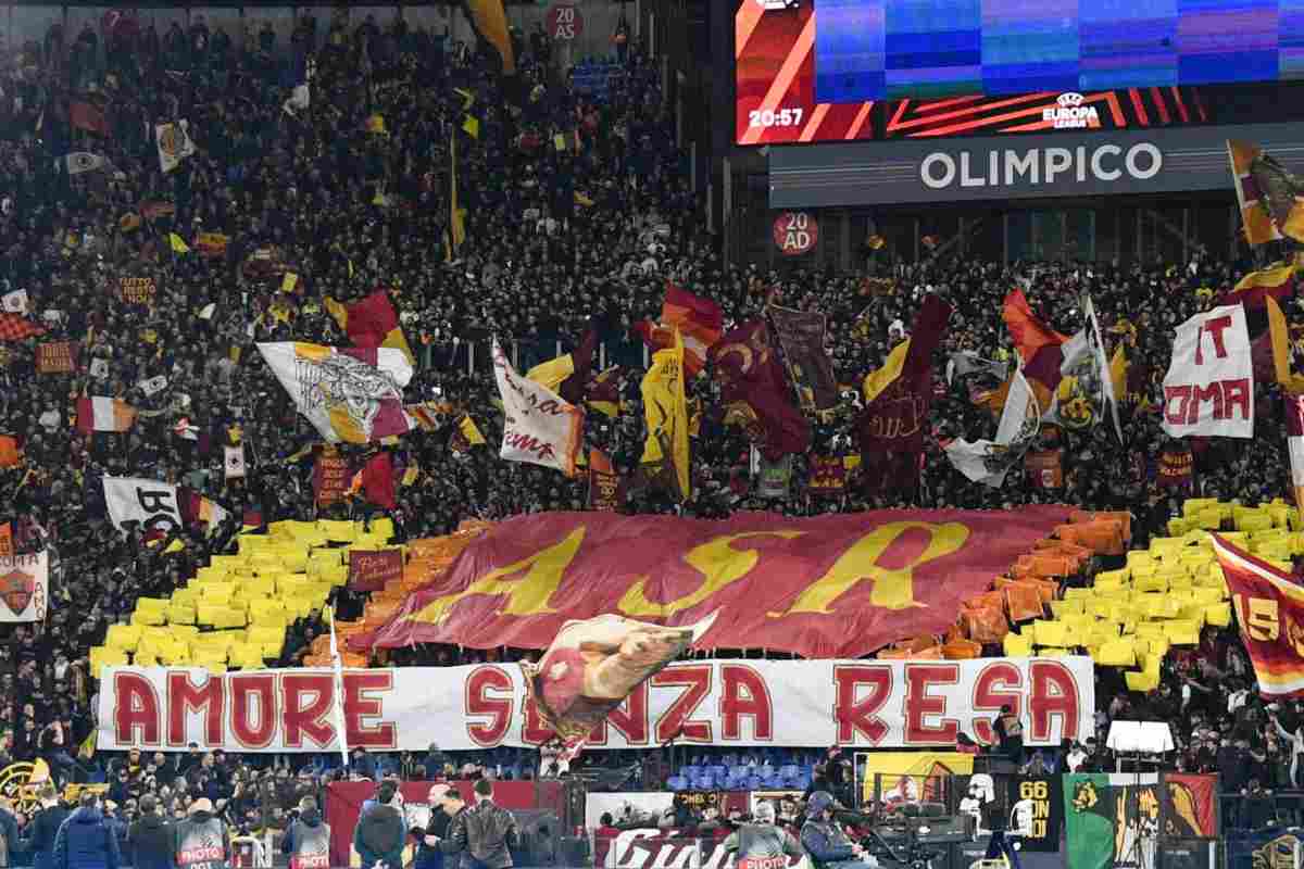 Roma-Verona, la Sud non perdona: fischi all'ingresso dei giocatori