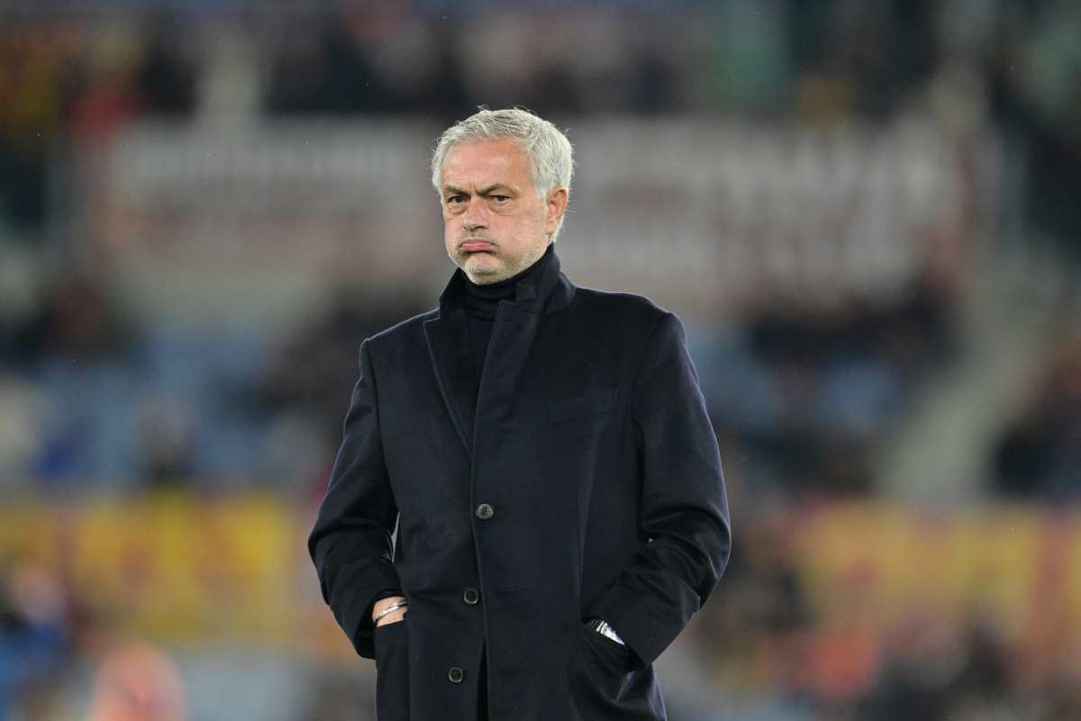 Mourinho lascia Trigoria: il coro dei tifosi e le lacrime - VIDEO