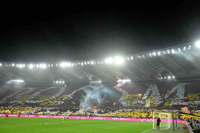 Monta la protesta contro il presidente: invasione di campo e partita sospesa